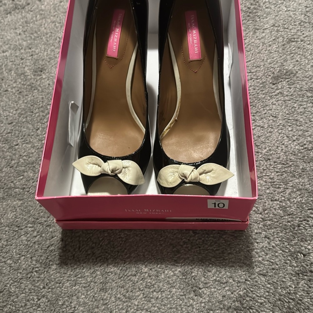 Isaac Mizrahi Black and Cream Heels with Elegant Bows - Picture 6 of 6
